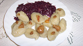Chlupaté noky či knedlíky ze syrových brambor a bez vajíčka (chlupaté noky se zelím a škvarečky)