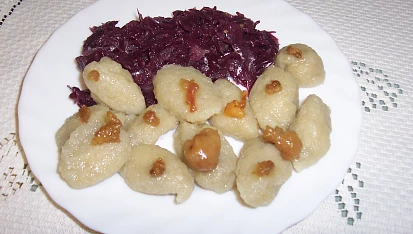 Chlupaté noky či knedlíky ze syrových brambor a bez vajíčka, chlupaté noky se zelím a škvarečky
