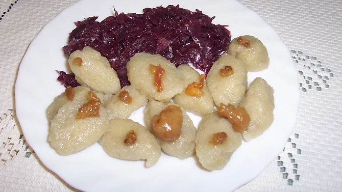 Chlupaté noky či knedlíky ze syrových brambor a bez vajíčka, chlupaté noky se zelím a škvarečky