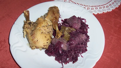 Chlupaté noky či knedlíky ze syrových brambor a bez vajíčka, Chlupaté noky v červeném zelí a s pečenou kačenkou - vypadá to nevábně, ale ta chuť i vůně jsou prostě mňam