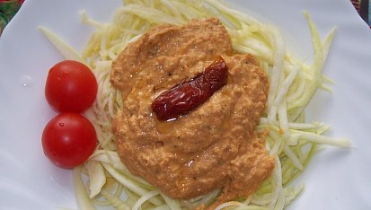 Cuketové špagety s omáčkou (Raw)