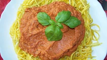 Cuketové špagety s omáčkou (Raw)