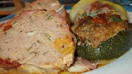 Grilovaná sekaná  s cuketou