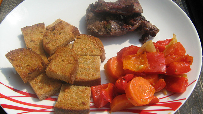 Grilované kančí maso na bylinkách, pečená zelenina a mini topinky s česnekem