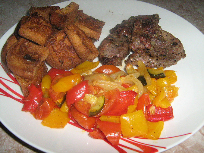 Grilované kančí maso na bylinkách, pečená zelenina a mini topinky s česnekem