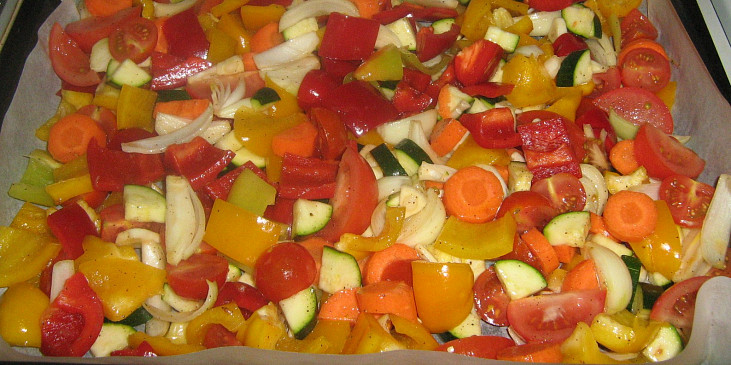Grilované kančí maso na bylinkách, pečená zelenina a mini topinky s česnekem (Příprava zeleniny na pečení)