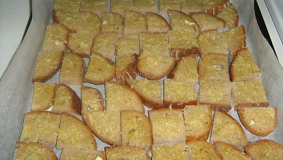 Grilované kančí maso na bylinkách, pečená zelenina a mini topinky s česnekem, Mini topinky