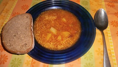 Gulášová polévka s čabajkou