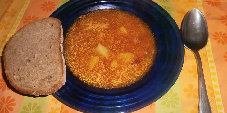Gulášová polévka s čabajkou