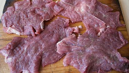 Hovězí plátky s libečkem a anglickou, Plátky masa nejlépe přes potravinářskou folii naklepeme,na okrajích nařízneme,aby se nám v hrnci nezkroutily a můžeme mírně osolit a opepřit.