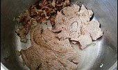 Hovězí plátky s libečkem a anglickou (Orestujeme cibuli,přidáme slaninu a krátce osmahneme.Vložíme plátky masa a necháme zatáhnout.)