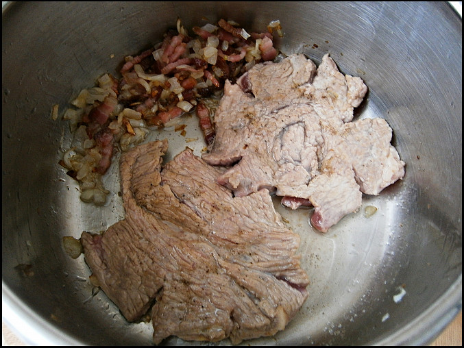 Hovězí plátky s libečkem a anglickou, Orestujeme cibuli,přidáme slaninu a krátce osmahneme.Vložíme plátky masa a necháme zatáhnout.
