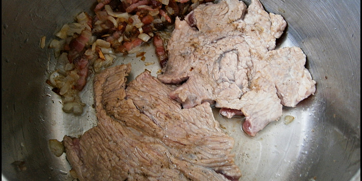 Orestujeme cibuli,přidáme slaninu a krátce osmahneme.Vložíme plátky masa a necháme zatáhnout.