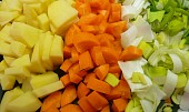 Jarní fazolačka s mrkví a jinou zeleninou