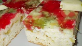 Jarní moučník s rebarborou, jahodami a barevnou želatinou