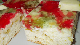 Jarní moučník s rebarborou, jahodami a barevnou želatinou