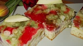Jarní moučník s rebarborou, jahodami a barevnou želatinou