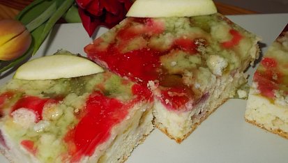 Jarní moučník s rebarborou, jahodami a barevnou želatinou