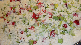 Jarní moučník s rebarborou, jahodami a barevnou želatinou