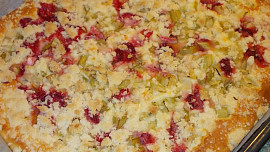 Jarní moučník s rebarborou, jahodami a barevnou želatinou