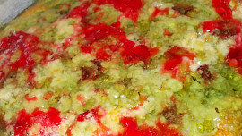 Jarní moučník s rebarborou, jahodami a barevnou želatinou