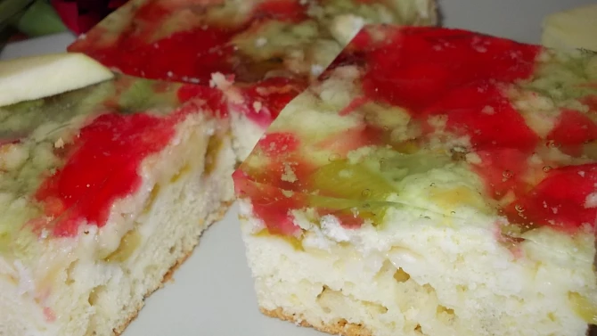 Jarní moučník s rebarborou, jahodami a barevnou želatinou
