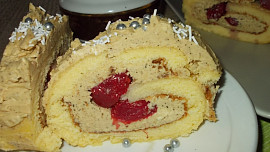 Jemná roláda s kávovým krémem, plněná jahodami