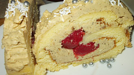 Jemná roláda s kávovým krémem, plněná jahodami