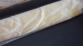 Jemná roláda s kávovým krémem, plněná jahodami