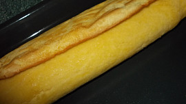 Jemná roláda s kávovým krémem, plněná jahodami