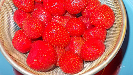 Jemná roláda s kávovým krémem, plněná jahodami