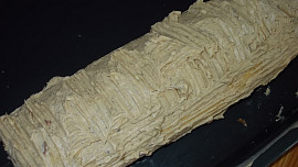 Jemná roláda s kávovým krémem, plněná jahodami