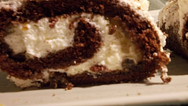 Kakaovo-kávová roláda se šlehačkou a pomerančovým džemem