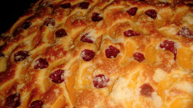 Koláč s ovocem a drobenkou