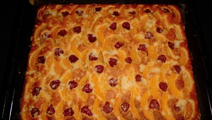 Koláč s ovocem a drobenkou