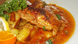 Králičí stehna na loupaných rajčatech, skořici a pomeranči