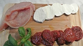 Kuřecí kapsa "CAPRESE", Do prsa uděláme z boku zářez, mozzarellu nakrájíme na plátky