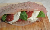 Kuřecí kapsa "CAPRESE", naplníme střídavě bazalkou, mozzarellou a rajčetem
