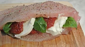 Kuřecí kapsa "CAPRESE", naplníme střídavě bazalkou, mozzarellou a rajčetem