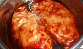 Kuřecí kapsa se sušenými rajčaty, zapečená se šunkou, chřestem a camembertem, naložené masíčko