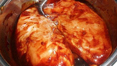 Kuřecí kapsa se sušenými rajčaty, zapečená se šunkou, chřestem a camembertem, naložené masíčko