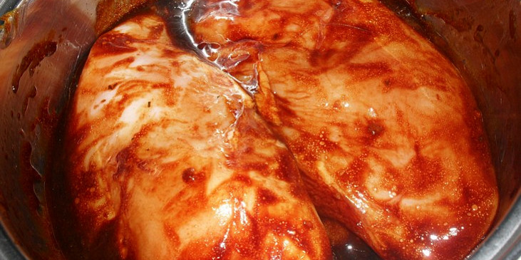 Kuřecí kapsa se sušenými rajčaty, zapečená se šunkou, chřestem a camembertem (naložené masíčko)