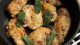 Kuřecí na slanině a šalvěji