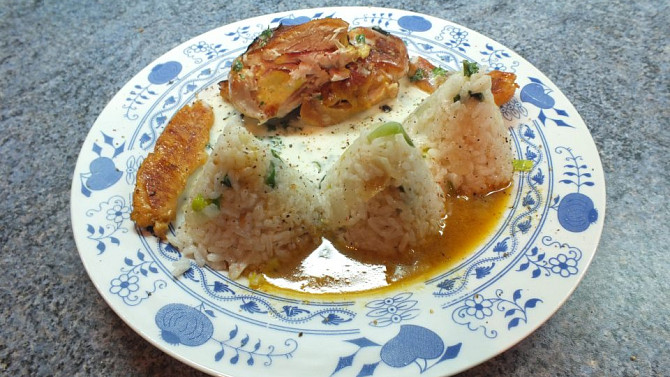 Kuřecí závitek s rýžovým pilafem