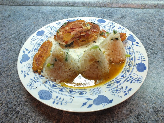 Kuřecí závitek s rýžovým pilafem