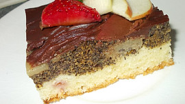 Makovo- jablečný moučník s jahodami a kiwi