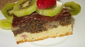 Makovo- jablečný moučník s jahodami a kiwi