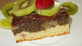 Makovo- jablečný moučník s jahodami a kiwi