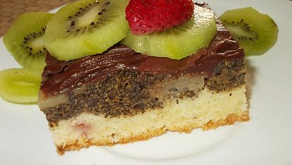 Makovo- jablečný moučník s jahodami a kiwi
