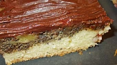 Makovo- jablečný moučník s jahodami a kiwi